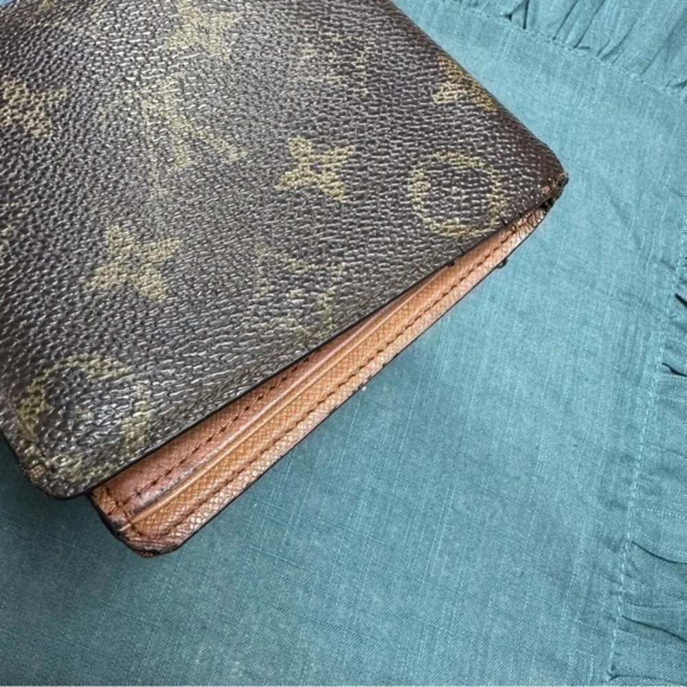AUTHENTIC Louis Vuitton wallet. Monogram canvas.